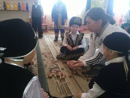 "Жүзден жүйрік"  атты ұлттық ойындар.Дене  шынықтыру жетекшісі: Бахаева Ғалия
