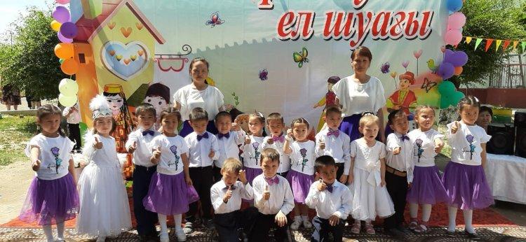 "Айгөлек"ересек тобының 1-маусым "Сәбилерге туған ел шуағы"  атты акциясы өтті.Тәрбиешілері:Умбеталиева Г.Унгарова К.