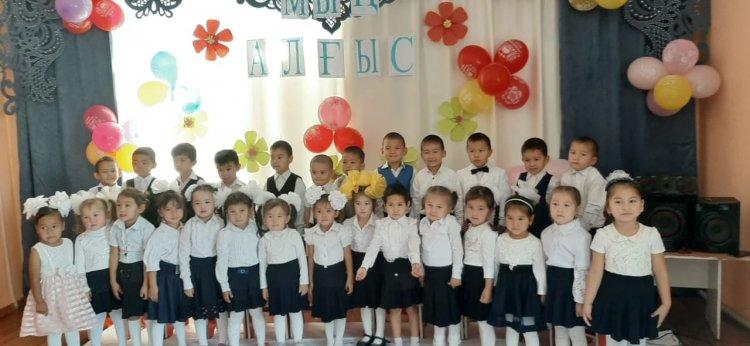 "Айгөлек"ересек тобының "Ұстаздар" күніне арнаған ертеңгілігі.Тәрбиешілері:Жидебаева А.Урунбаева Д.