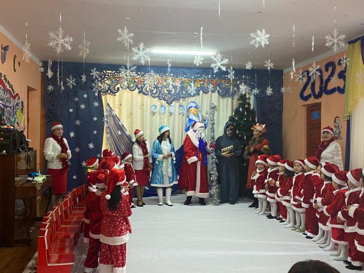 29.12.2022ж. "Айгөлек"ересек тобының жаңа жылдық ертеңгілігі.Тәрбиешілері: Умбеталиева Г. Аралбаева М.