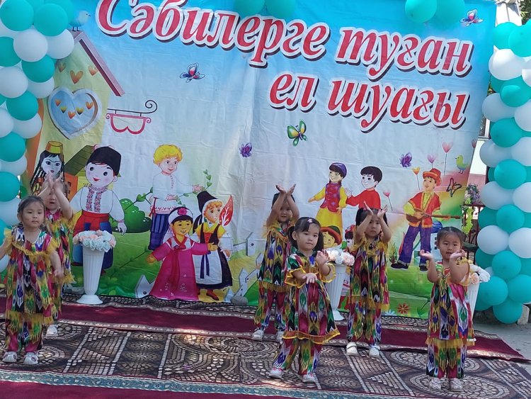 "Айгөлек"ересек тобымен "Еркетай"орта топтар арасында "Сәбилерге туған ел шуағы"атты балаларды қорғау күніне арналған ертеңгілігі.Тәрбиешілер:Умбеталиева Г,Жидебаева А..