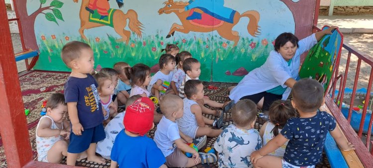 "Балапан"кіші тобы ертегі еліне саяхат.Тәрбиеші: Аралбаева М.