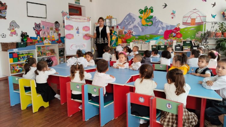 "Еркетай"орта тобының ұстаздар күніне өткен ашық ұйымдастырылған іс- әрекеті.Тәрбиешілері:Тажиева А.Жолшыбекова Н.