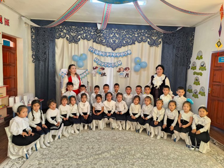"Айгөлек"ересек тобының 16-желтоқсан Тәуелсіздік күніне өткен тәрбие сағаты.Тәрбиеші: Тажиева А.