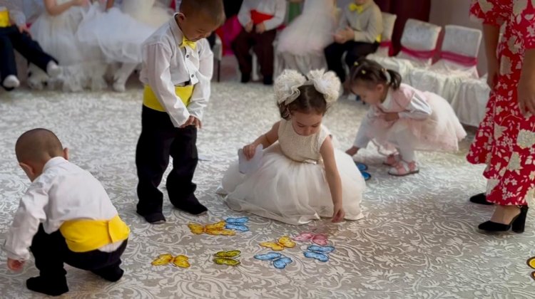"Құлыншақ"кіші тобының аналар мерекесіне өткен ертеңгілігі.Тәрбиешілер:Урунбаева Д.Ильясова А.