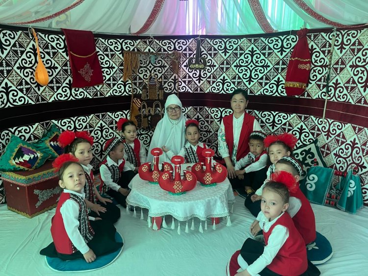 "Адал азамат""Әжелер мектебі" жоспарына сәйкес "Әжемнің ертегісі"танымдық сағаты.Қонаққа Нурманова Жанат апамыз келді.Тәрбиеші: Халмуратова Г..