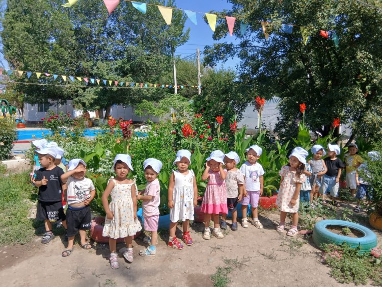 "Жазғы баққа саяхат"экскурсия,"Құлыншақ"кіші тобы,тәрбиеші:Байшекеева Ж.